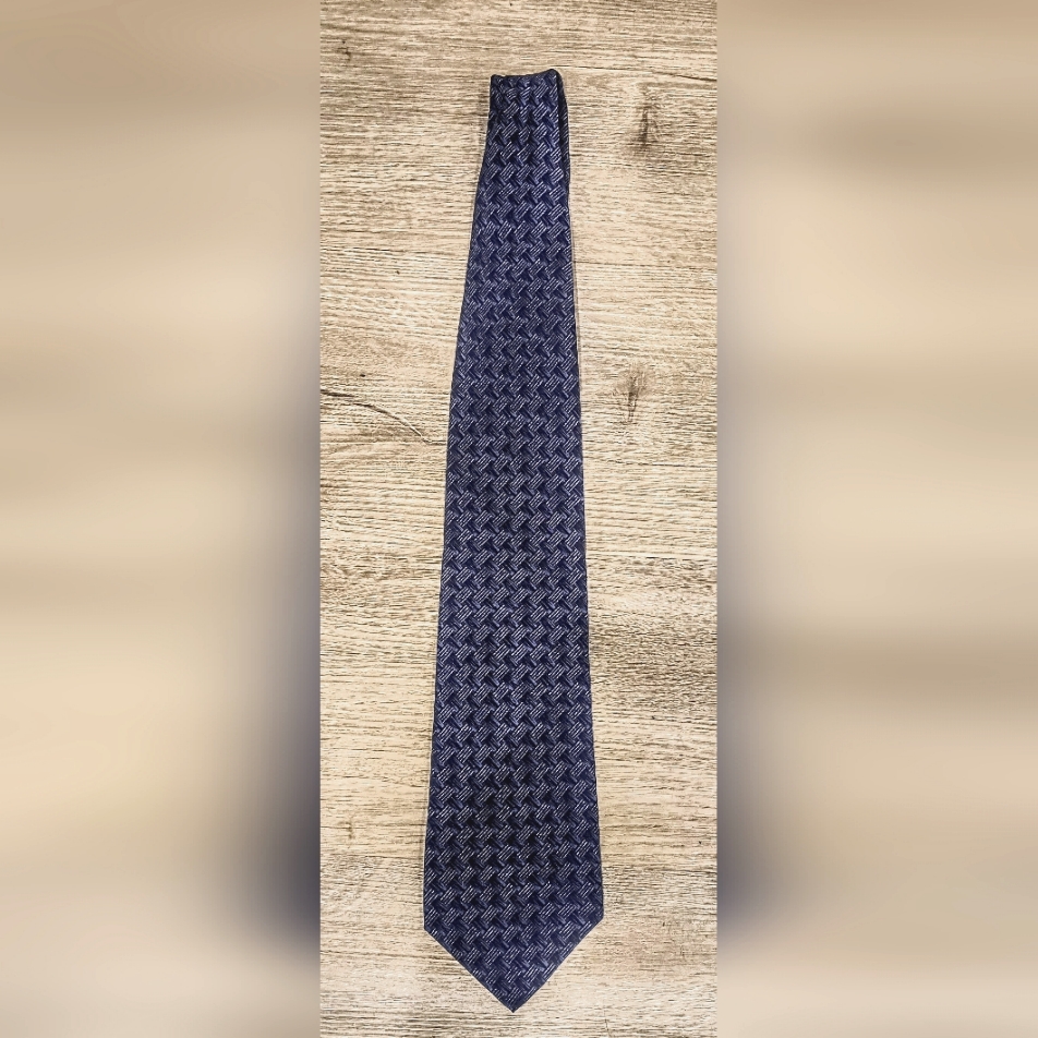 Geoffrey Beene 100 Silk Navy Blue Tie